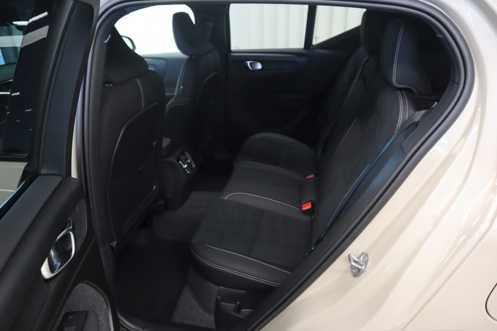 Volvo EX40, image 10