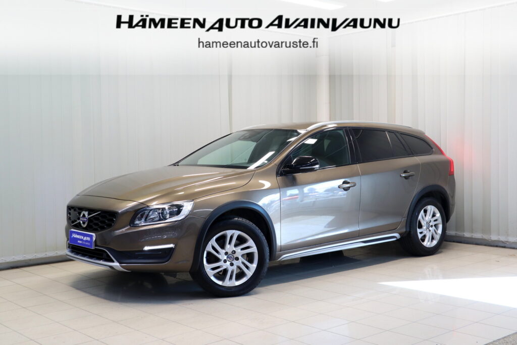 Volvo V60 Cross Country, image 1