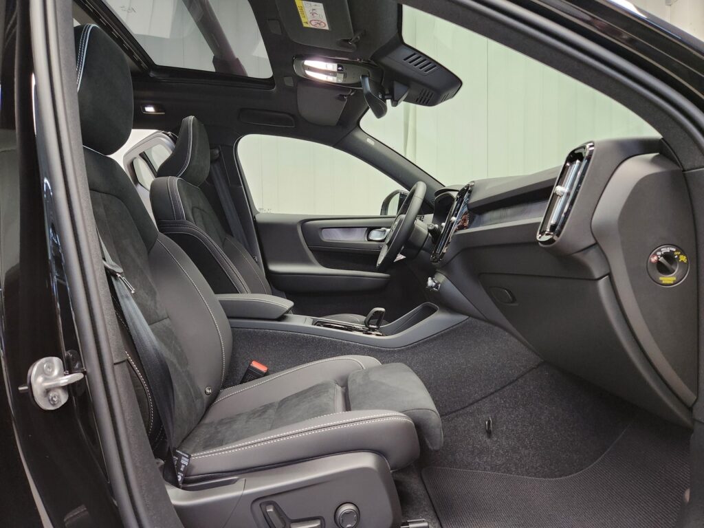 Volvo EX40, image 9