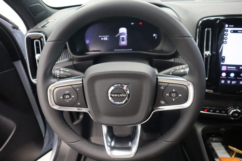 Volvo EX40, image 13