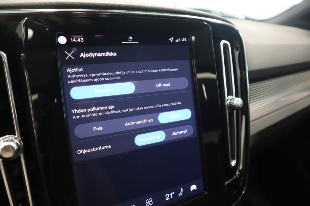 Volvo EX40, image 18